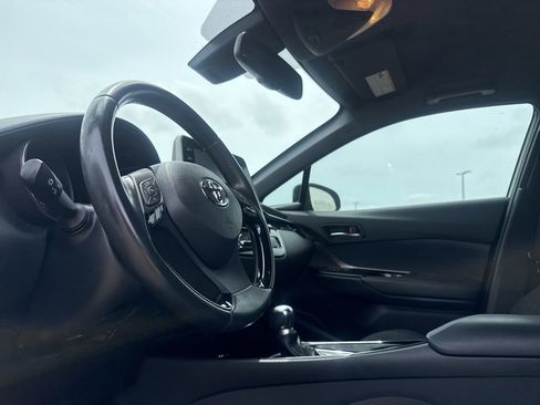 Used 2019 Toyota C-HR XLE FWD image 40