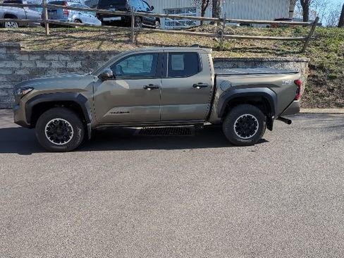 Used 2025 Toyota Tacoma TRD Off-Road AWD/4WD image 6