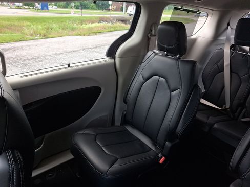 Certified 2022 Chrysler Pacifica Touring-L AWD/4WD image 19