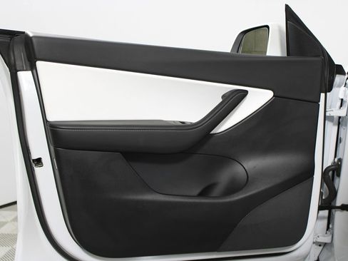 Used 2022 Tesla Model Y Long Range image 7