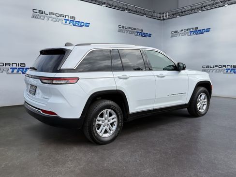 Used 2023 Jeep Grand Cherokee Laredo image 5