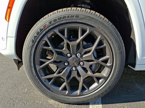 New 2026 Jeep Grand Cherokee Summit image 5