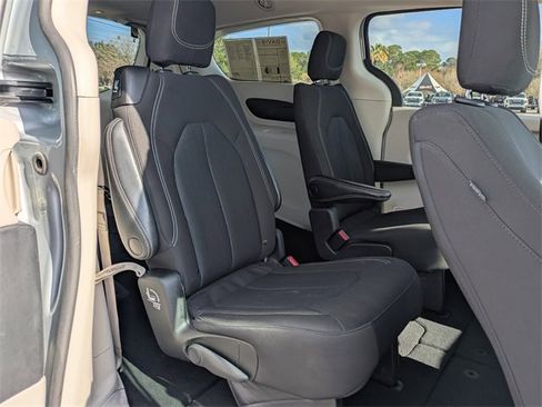 Used 2022 Chrysler Voyager LX image 14