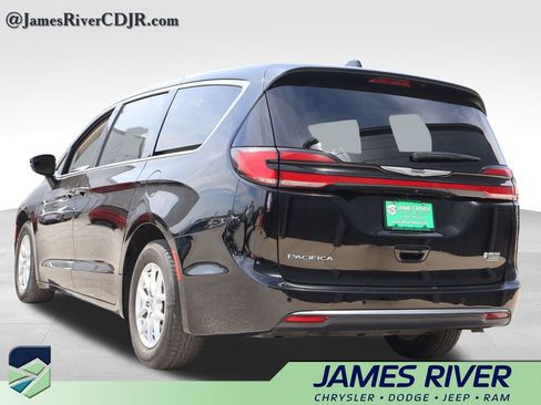 Used 2024 Chrysler Pacifica Touring-L FWD image 3