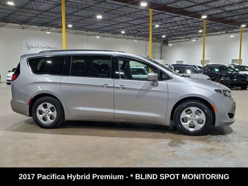 Used 2017 Chrysler Pacifica Premium image 5