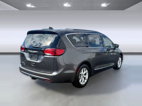 Used 2020 Chrysler Pacifica Touring-L image 9