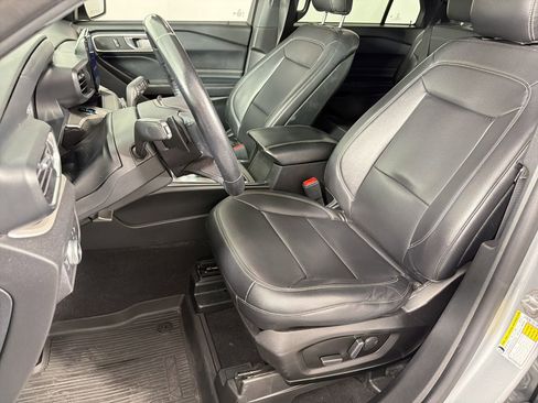 Used 2020 Ford Explorer XLT w/ Equipment Group 202A RWD image 5