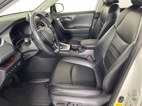Used 2019 Toyota RAV4 Limited AWD/4WD image 2
