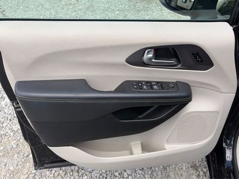 Used 2023 Chrysler Pacifica Touring-L FWD image 19