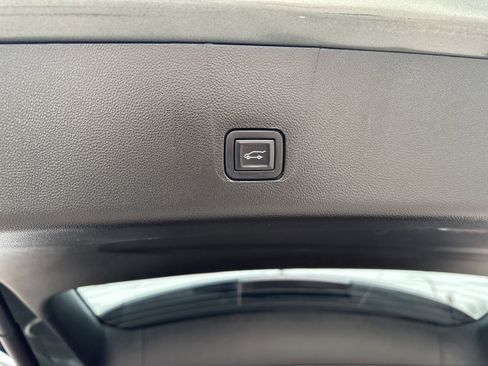 Used 2023 Chevrolet Traverse LT image 24