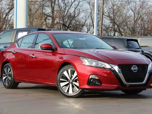 Used 2020 Nissan Altima 2.5 SV image 1