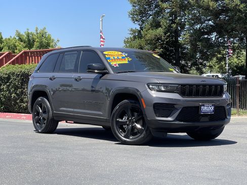 Used 2023 Jeep Grand Cherokee Altitude AWD/4WD image 2