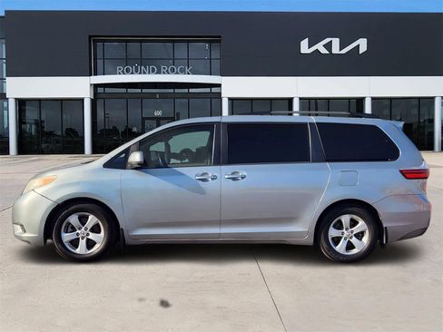Used 2015 Toyota Sienna LE image 4