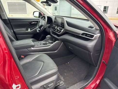Used 2020 Toyota Highlander XLE AWD/4WD image 11