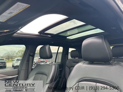 Used 2025 Jeep Grand Cherokee Limited w/ Luxury Tech Group II AWD/4WD image 36