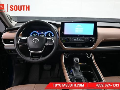 Used 2025 Toyota Grand Highlander AWD image 11