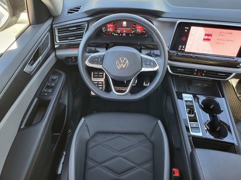 Used 2025 Volkswagen Atlas Peak Edition SE AWD/4WD image 24