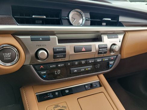 Used 2016 Lexus ES 350 w/ Luxury Package w/Wood Trim FWD image 26
