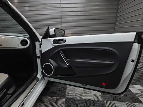 Used 2018 Volkswagen Beetle 2.0T SE FWD image 32