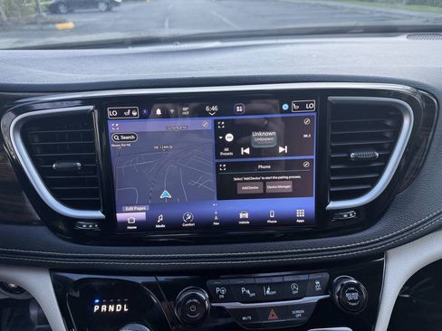 Used 2022 Chrysler Pacifica Limited FWD image 19