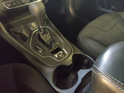 Used 2020 Jeep Cherokee Latitude FWD image 26