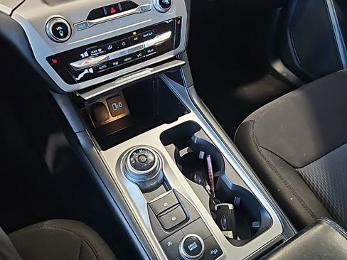 Used 2022 Ford Explorer XLT image 34