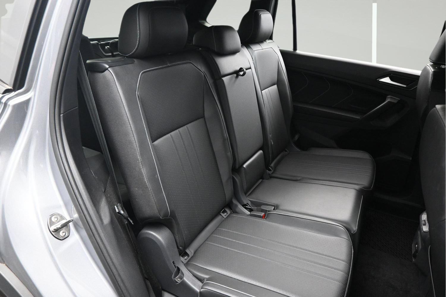 Used 2024 Volkswagen Tiguan SE R-Line FWD image 13