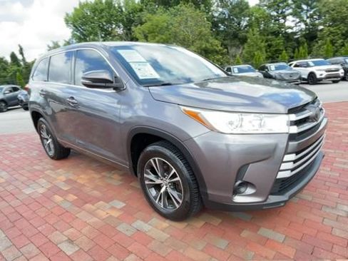 Used 2018 Toyota Highlander LE FWD image 3