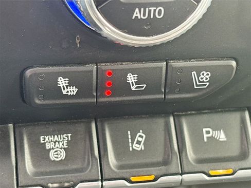 Used 2022 GMC Sierra 2500 Denali w/ Denali Black Diamond Edition image 20