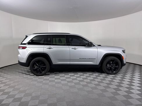 Used 2024 Jeep Grand Cherokee Altitude AWD/4WD image 15