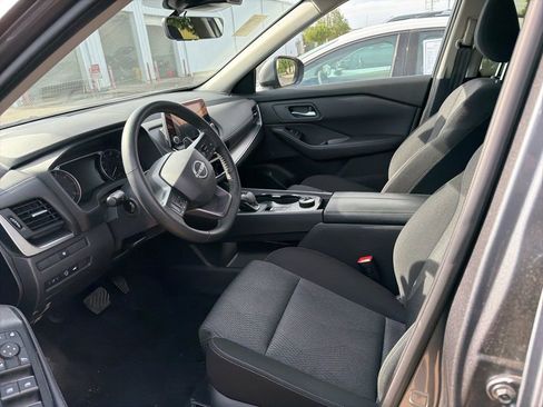 Used 2025 Nissan Rogue SV AWD/4WD image 2