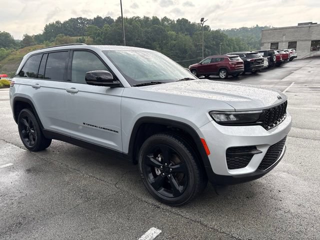 Used 2023 Jeep Grand Cherokee Altitude AWD/4WD image 7