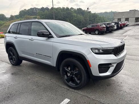Used 2023 Jeep Grand Cherokee Altitude AWD/4WD image 7