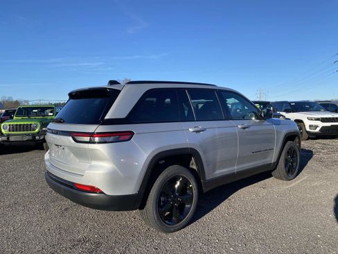 New 2025 Jeep Grand Cherokee Laredo image 3