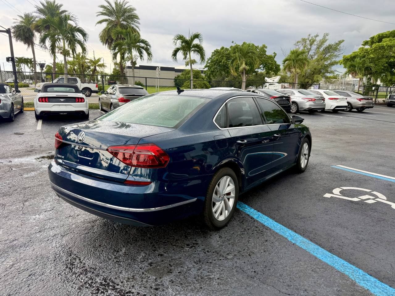 Used 2018 Volkswagen Passat 2.0T SE FWD image 3