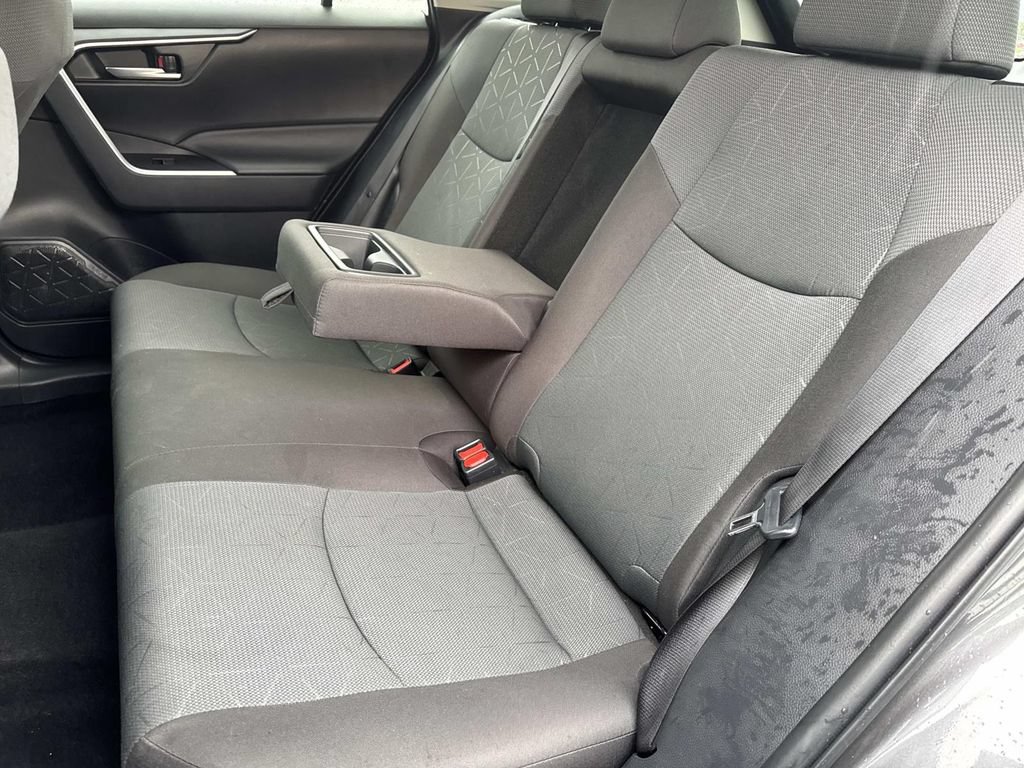 Used 2025 Toyota RAV4 XLE AWD/4WD image 19