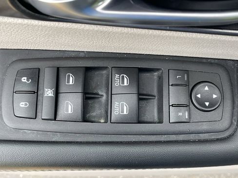 Used 2024 Chrysler Pacifica Touring-L FWD image 28