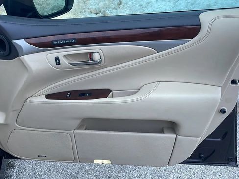 Used 2016 Lexus LS 460 w/ Comfort Package RWD image 23