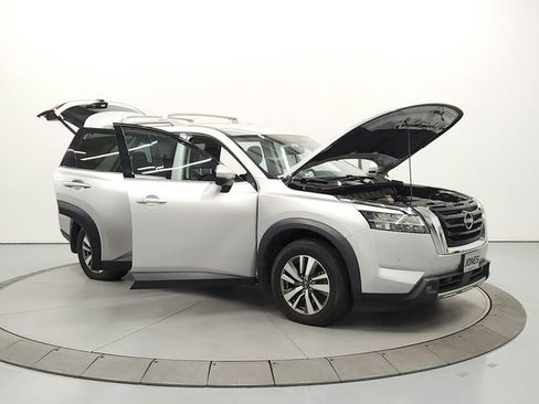 Used 2022 Nissan Pathfinder SL AWD/4WD image 9