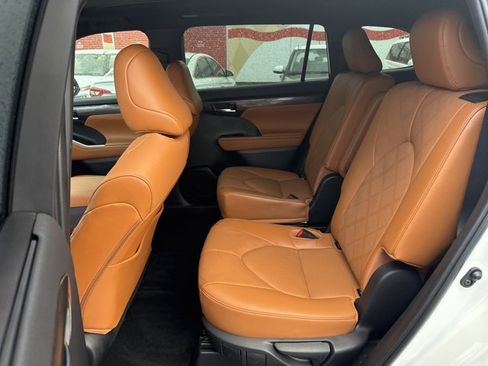 Used 2023 Toyota Highlander Platinum image 13