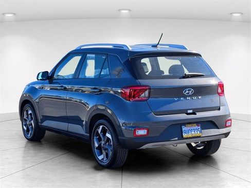 Certified 2025 Hyundai Venue SEL image 5