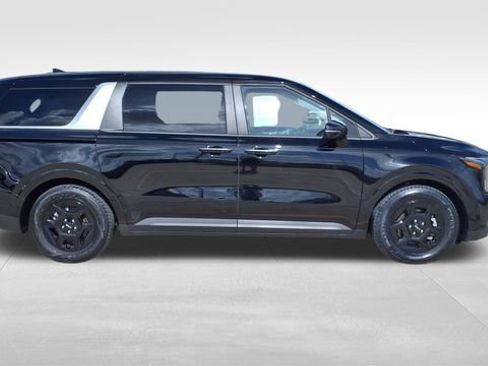 Used 2025 Kia Carnival image 10