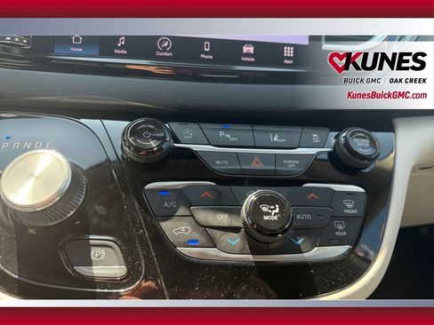 Used 2023 Chrysler Pacifica Touring-L FWD image 28