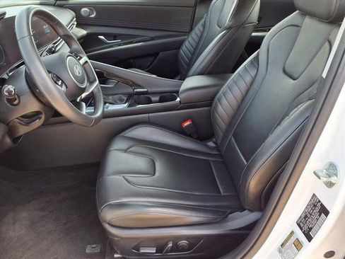 Used 2025 Hyundai Elantra Limited image 10