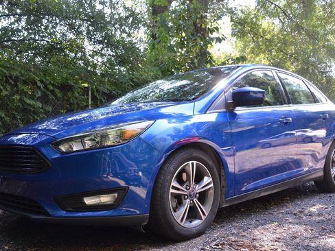 Used 2018 Ford Focus SE w/ SE Appearance Package FWD image 2