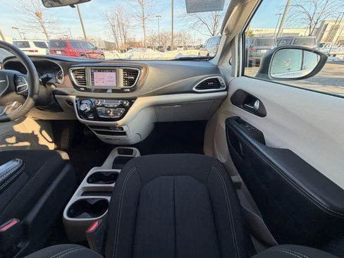 Used 2022 Chrysler Voyager LX image 21