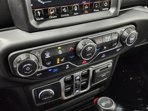 Used 2022 Jeep Wrangler Unlimited Sahara w/ Cold Weather Group AWD/4WD image 31