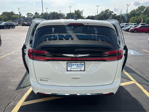 Used 2025 Chrysler Pacifica Select FWD image 12