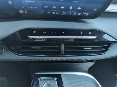 Certified 2025 Buick Enclave Preferred FWD image 18