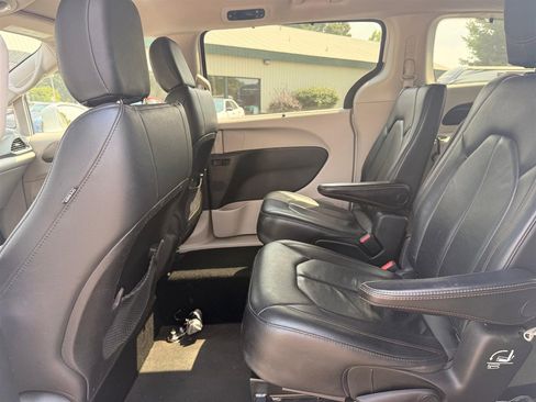 Used 2020 Chrysler Pacifica Touring-L w/ Advanced Safetytec Group image 19